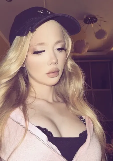 Я Алена, 18, из Москвы, ищу знакомство для общения