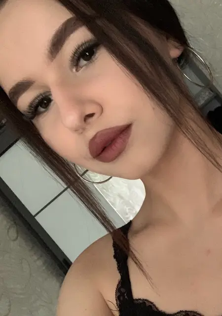 Карина из Омска, мне 18, познакомлюсь без обязательств